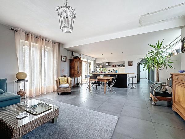 Maison de charme à vendre à Champtoceaux - 3 chambres, garage et extérieur.