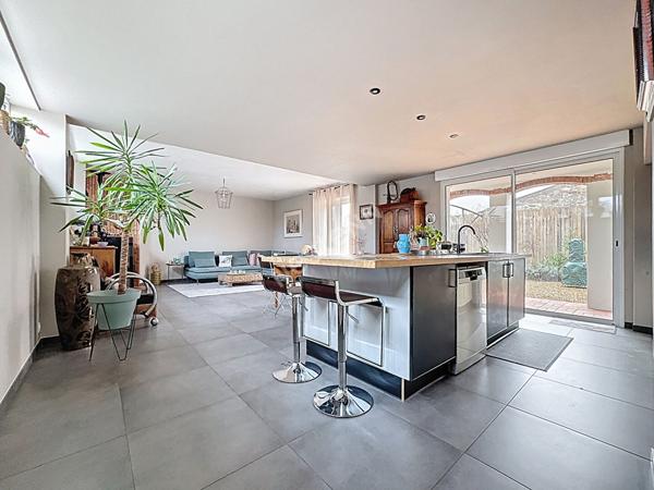 Maison de charme à vendre à Champtoceaux - 3 chambres, garage et extérieur.