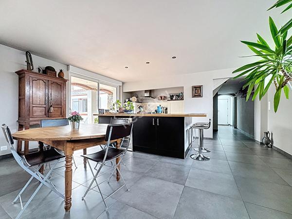 Maison de charme à vendre à Champtoceaux - 3 chambres, garage et extérieur.