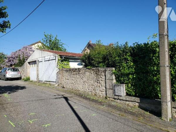 Maison d'habitation à vendre à GUERET (23000) dans la Creuse (23) comprenant : 
- Au rez-de-ch...