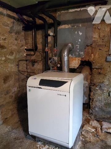 Maison d'habitation à vendre à GUERET (23000) dans la Creuse (23) comprenant : 
- Au rez-de-ch...