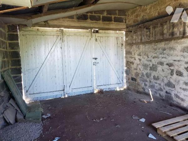 Maison d'habitation à vendre à GUERET (23000) dans la Creuse (23) comprenant : 
- Au rez-de-ch...