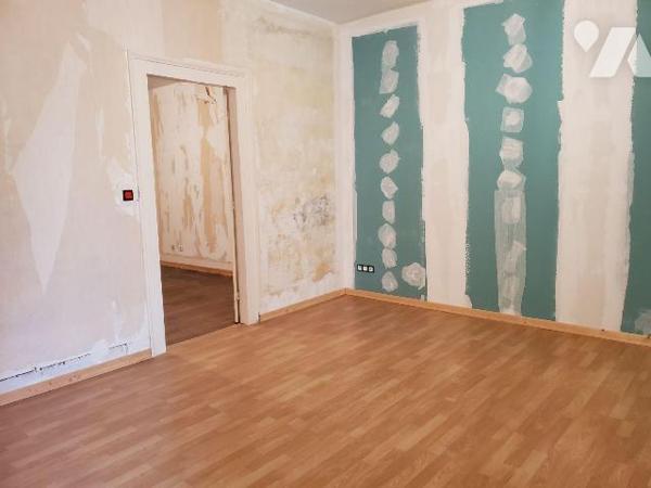 Maison d'habitation à vendre à GUERET (23000) dans la Creuse (23) comprenant : 
- Au rez-de-ch...