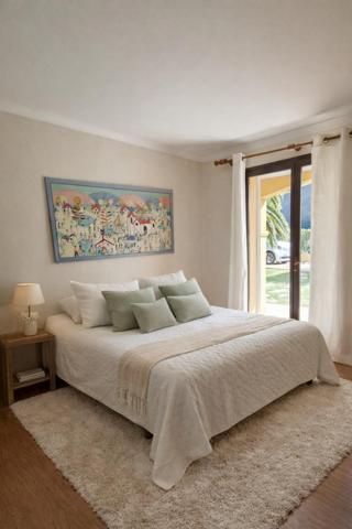 Au cœur d’un environnement privilégié, villa de prestige de 232 m² avec 5 chambres et piscine, à quelques minutes de la mer et de Saint-Tropez. L’exclusivité à l’état pur.