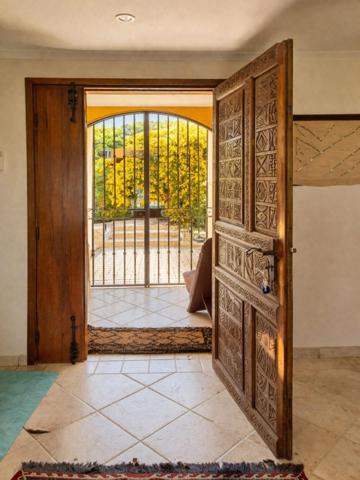 Au cœur d’un environnement privilégié, villa de prestige de 232 m² avec 5 chambres et piscine, à quelques minutes de la mer et de Saint-Tropez. L’exclusivité à l’état pur.