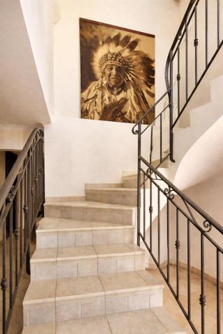 Au cœur d’un environnement privilégié, villa de prestige de 232 m² avec 5 chambres et piscine, à quelques minutes de la mer et de Saint-Tropez. L’exclusivité à l’état pur.
