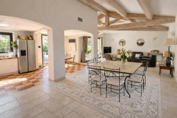 Au cœur d’un environnement privilégié, villa de prestige de 232 m² avec 5 chambres et piscine, à quelques minutes de la mer et de Saint-Tropez. L’exclusivité à l’état pur.
