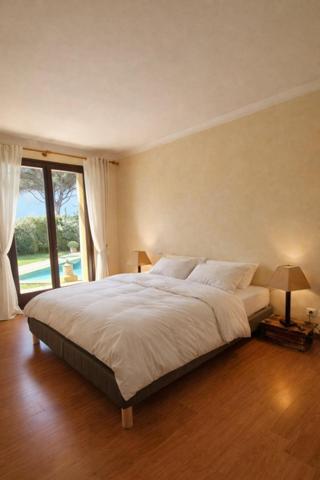 Au cœur d’un environnement privilégié, villa de prestige de 232 m² avec 5 chambres et piscine, à quelques minutes de la mer et de Saint-Tropez. L’exclusivité à l’état pur.