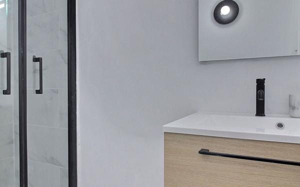 Appartement à vendre    2 pièces •  Marseille 6