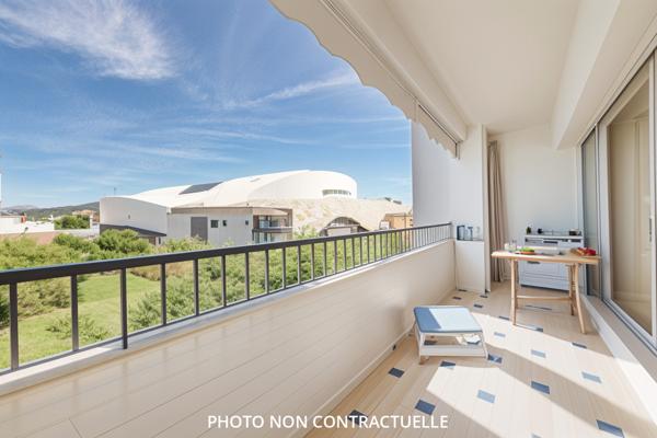 MARSEILLE 8 - SECTEUR VELODROME / PALAIS DES CONGRES , APPARTEMENT TRAVERSANT, LUMINEUX , DEUX BALCONS, ASCENSEUR, DEUX CHAMBRES -