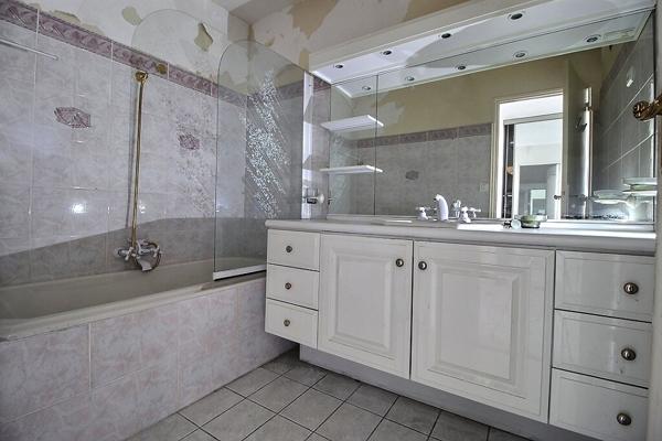 MARSEILLE 8 - SECTEUR VELODROME / PALAIS DES CONGRES , APPARTEMENT TRAVERSANT, LUMINEUX , DEUX BALCONS, ASCENSEUR, DEUX CHAMBRES -