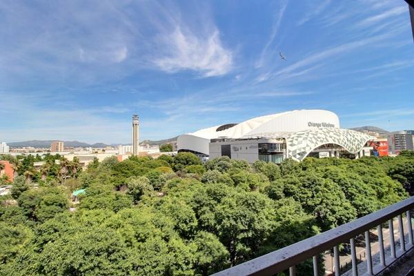 MARSEILLE 8 - SECTEUR VELODROME / PALAIS DES CONGRES , APPARTEMENT TRAVERSANT, LUMINEUX , DEUX BALCONS, ASCENSEUR, DEUX CHAMBRES -