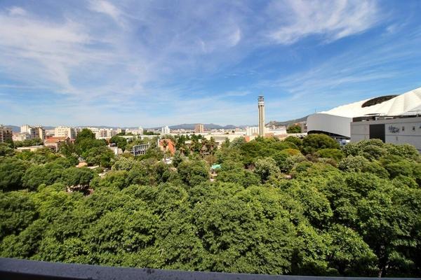 MARSEILLE 8 - SECTEUR VELODROME / PALAIS DES CONGRES , APPARTEMENT TRAVERSANT, LUMINEUX , DEUX BALCONS, ASCENSEUR, DEUX CHAMBRES -