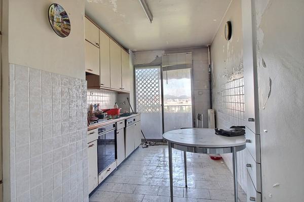 MARSEILLE 8 - SECTEUR VELODROME / PALAIS DES CONGRES , APPARTEMENT TRAVERSANT, LUMINEUX , DEUX BALCONS, ASCENSEUR, DEUX CHAMBRES -