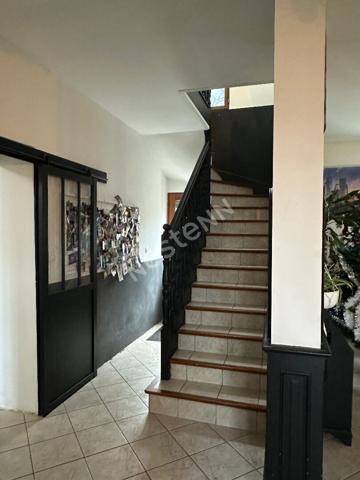 Maison Montceau Les Mines 12 pieces, 7 chambres, 3 sdb et 3 WC, 250 m2 avec un terrain de 1622m2