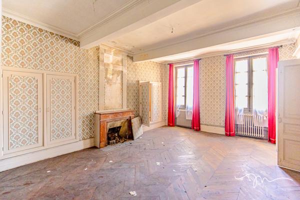 Mauvezin (32120) Grande maison de ville de 400m2 + commerce à rénover