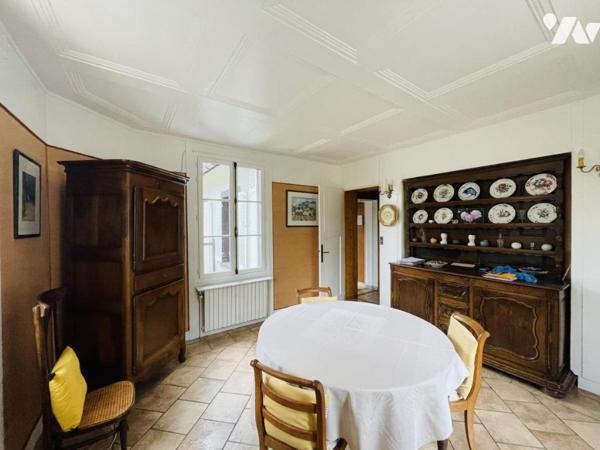 OINVILLE-SUR-MONTCIENT - ensemble de deux bâtisses