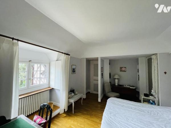 OINVILLE-SUR-MONTCIENT - ensemble de deux bâtisses