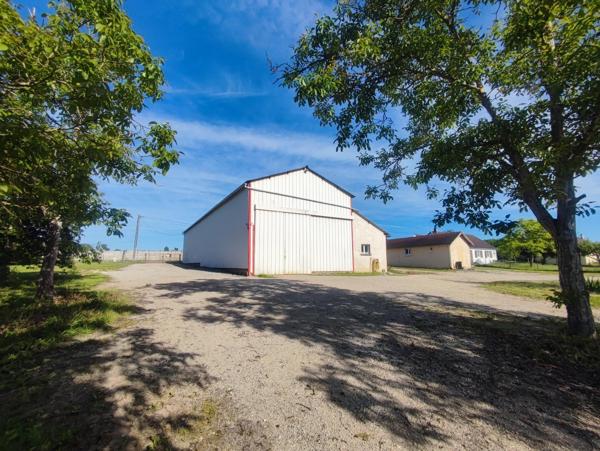 Entrepôt 373 m² sur terrain constructible avec bureau d'accueil et pièce détente.