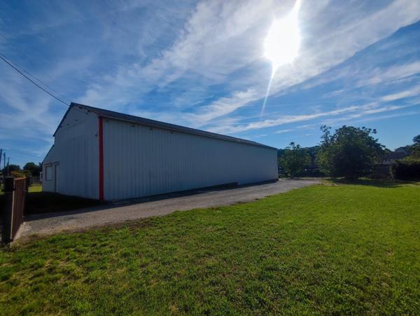 Entrepôt 373 m² sur terrain constructible avec bureau d'accueil et pièce détente.