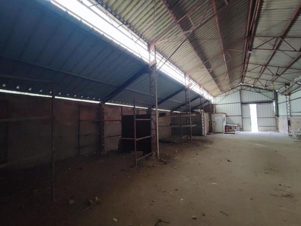 Entrepôt 373 m² sur terrain constructible avec bureau d'accueil et pièce détente.