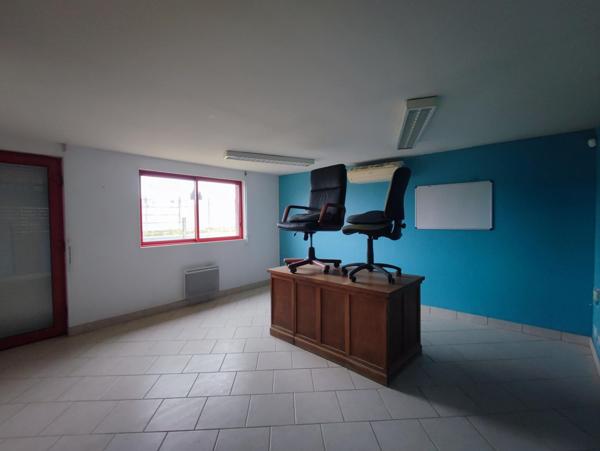Entrepôt 373 m² sur terrain constructible avec bureau d'accueil et pièce détente.