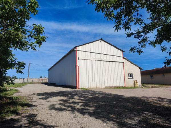 Entrepôt 373 m² sur terrain constructible avec bureau d'accueil et pièce détente.