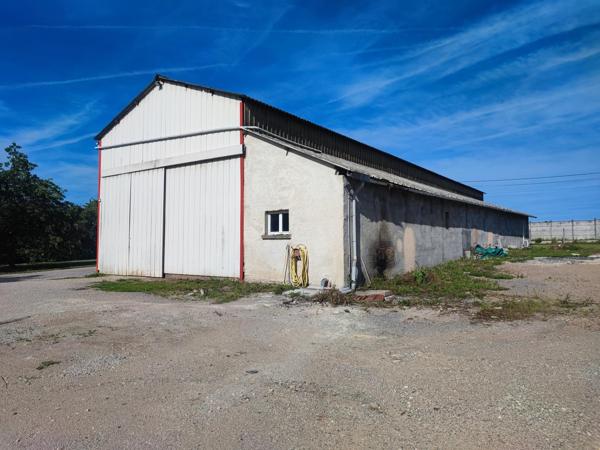 Entrepôt 373 m² sur terrain constructible avec bureau d'accueil et pièce détente.