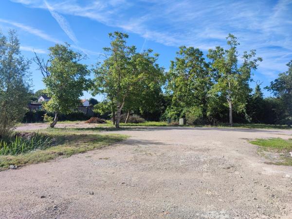 Entrepôt 373 m² sur terrain constructible avec bureau d'accueil et pièce détente.