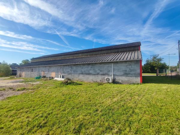Entrepôt 373 m² sur terrain constructible avec bureau d'accueil et pièce détente.