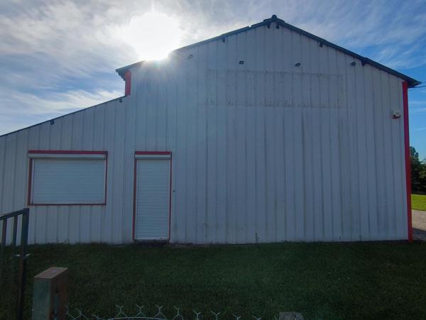 Entrepôt 373 m² sur terrain constructible avec bureau d'accueil et pièce détente.