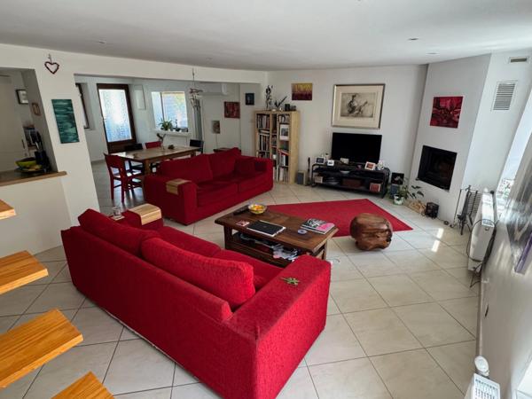 Magnifique maison de village rénovée T5 de 149 m² avec extérieur et vue sur les Alpes