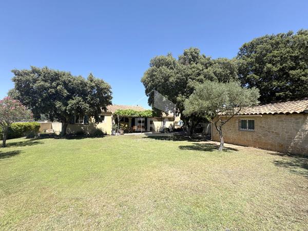 Charleval ? Maison de plain-pied avec 4 chambres, garage et jardin piscinable