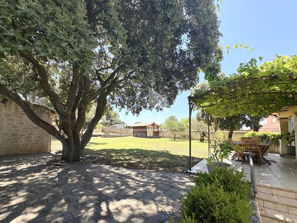 Charleval ? Maison de plain-pied avec 4 chambres, garage et jardin piscinable