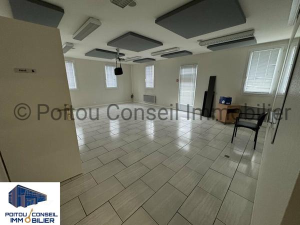 A LOUER EN PLEIN COEUR DE LA ZONE MENDES FRANCE NIORT BATIMENT INDEPENDANT 217m2 AVEC PARKING FACILE D’ACCES