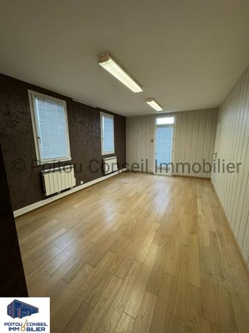 A LOUER EN PLEIN COEUR DE LA ZONE MENDES FRANCE NIORT BATIMENT INDEPENDANT 217m2 AVEC PARKING FACILE D’ACCES