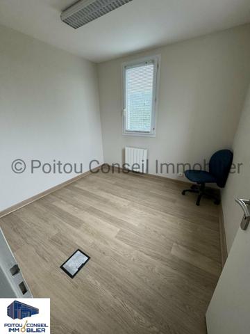 A LOUER EN PLEIN COEUR DE LA ZONE MENDES FRANCE NIORT BATIMENT INDEPENDANT 217m2 AVEC PARKING FACILE D’ACCES