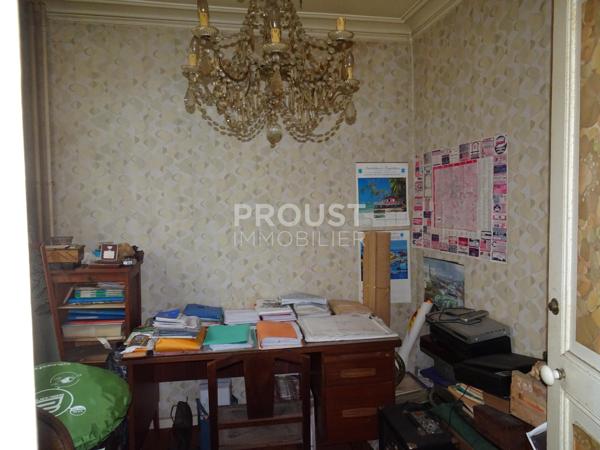 Centre ville de niort, maison en pierre d'environ 88 m² à rénover