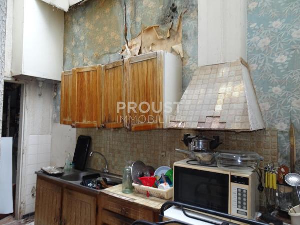 Centre ville de niort, maison en pierre d'environ 88 m² à rénover