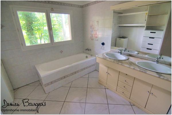 Maison individuelle T4 de 123 m² habitables avec sous-sol et grand terrain de 924 m²