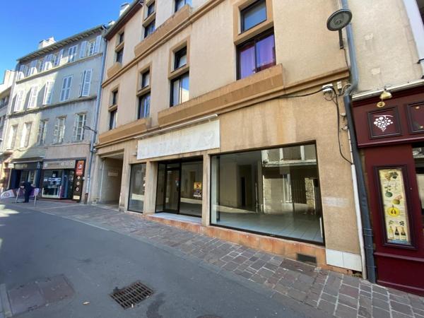 Cente ville Rodez, local commercial d'une superficie de 106 m² environ avec belle vitrine de 8 m de long