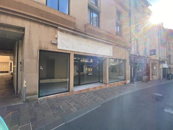 Cente ville Rodez, local commercial d'une superficie de 106 m² environ avec belle vitrine de 8 m de long