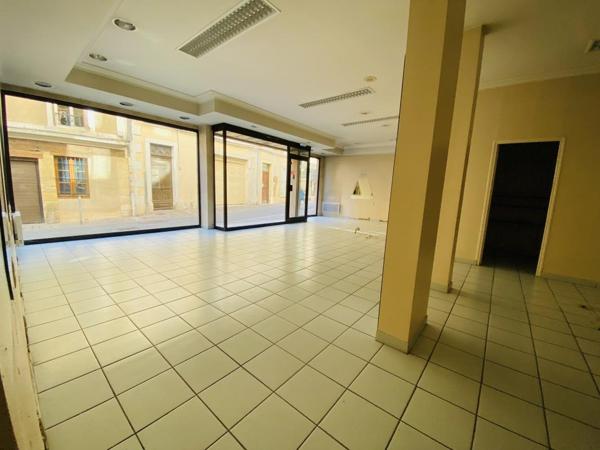 Cente ville Rodez, local commercial d'une superficie de 106 m² environ avec belle vitrine de 8 m de long