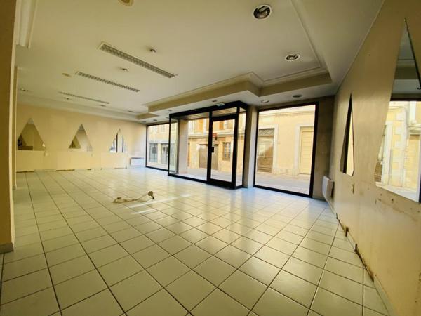 Cente ville Rodez, local commercial d'une superficie de 106 m² environ avec belle vitrine de 8 m de long