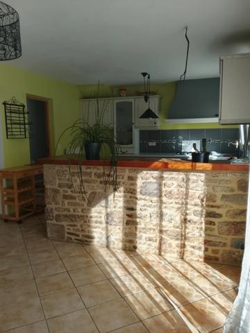 Maison chaleureuse de 98.74 M2 dotée de 4 chambres  avec terrain arboré et structuré avec terrasse exposition Sud-Ouest
