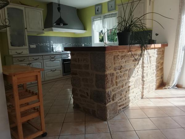 Maison chaleureuse de 98.74 M2 dotée de 4 chambres  avec terrain arboré et structuré avec terrasse exposition Sud-Ouest