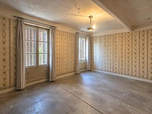 Maison à vendre 108 600 € Saint-Amand-Montrond 7 p 250 m² DPE B