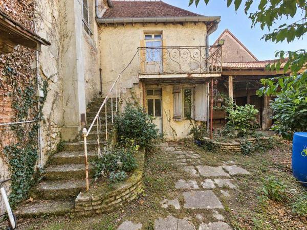Maison à vendre 108 600 € Saint-Amand-Montrond 7 p 250 m² DPE B