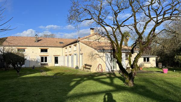 Prahecq (79230) À 18 kms de NIORT, MAISON 4 CHAMBRES, SALON, SEJOUR AVEC MEZZANINE, CUISINE AMÉNAGÉE ET ÉQUIPÉE, GARAGE, PRÉAU