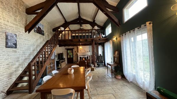 Prahecq (79230) À 18 kms de NIORT, MAISON 4 CHAMBRES, SALON, SEJOUR AVEC MEZZANINE, CUISINE AMÉNAGÉE ET ÉQUIPÉE, GARAGE, PRÉAU